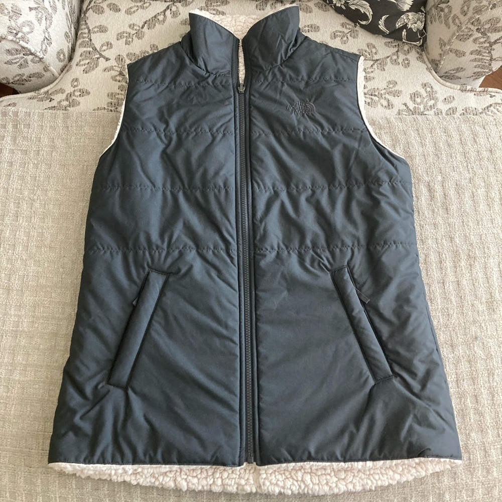 Women’s The North Face Dark Blue Sherpa Lined Reversible Vest NWOT Med
